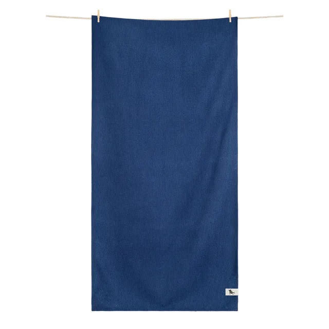 dock-bay-bath-towel-nautical-navy-serviette-de-bain-gaufr-e-en-microfibre-recycl image 1