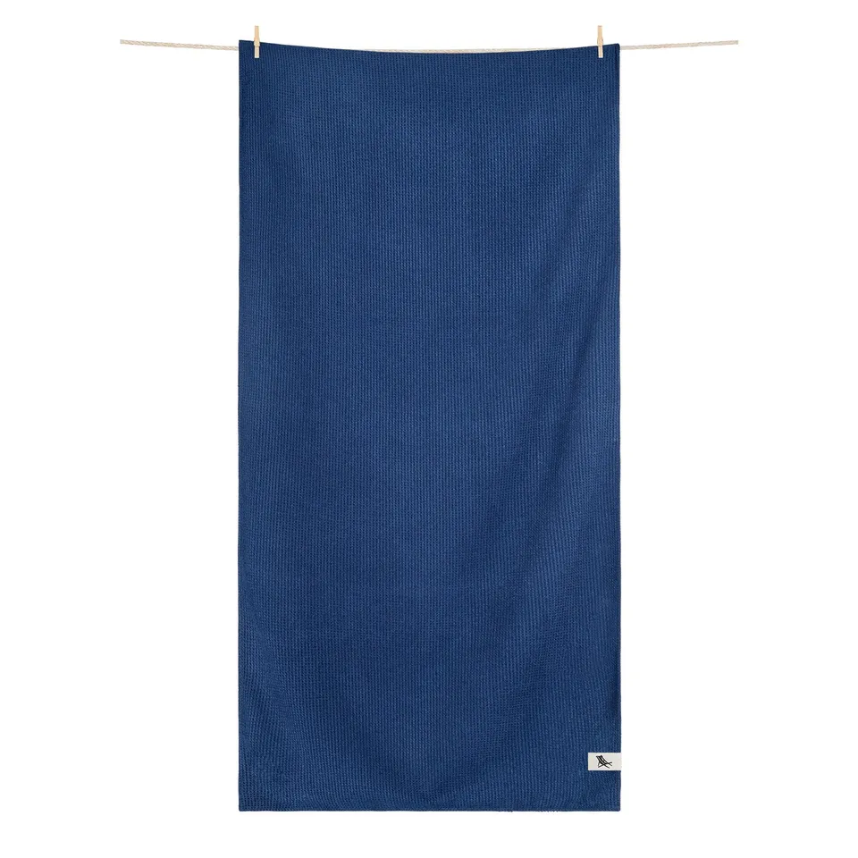 dock-bay-bath-towel-nautical-navy-serviette-de-bain-gaufr-e-en-microfibre-recycl image 1