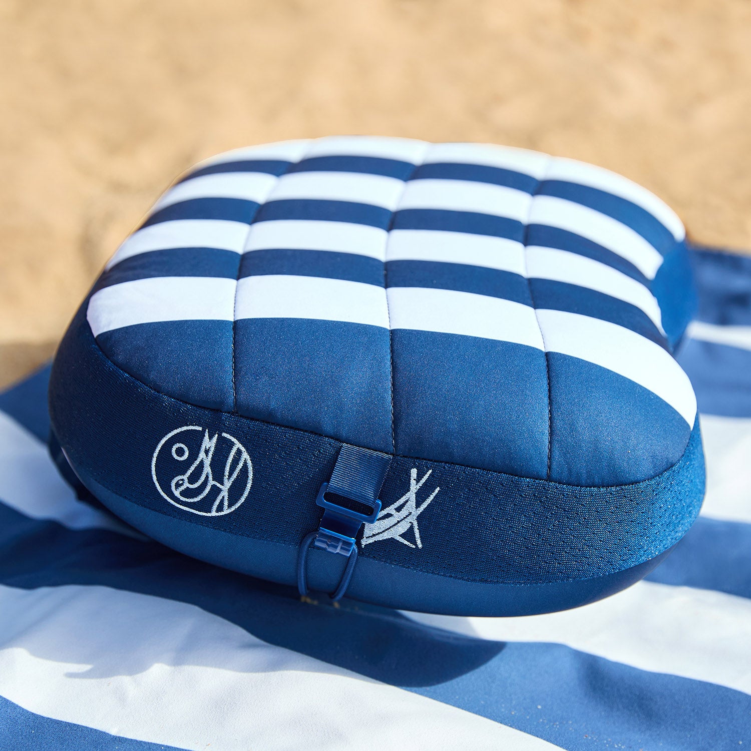 dock-bay-x-ballast-beach-pillow-coussin-de-plage-gonflable-lest-au-sable image 2