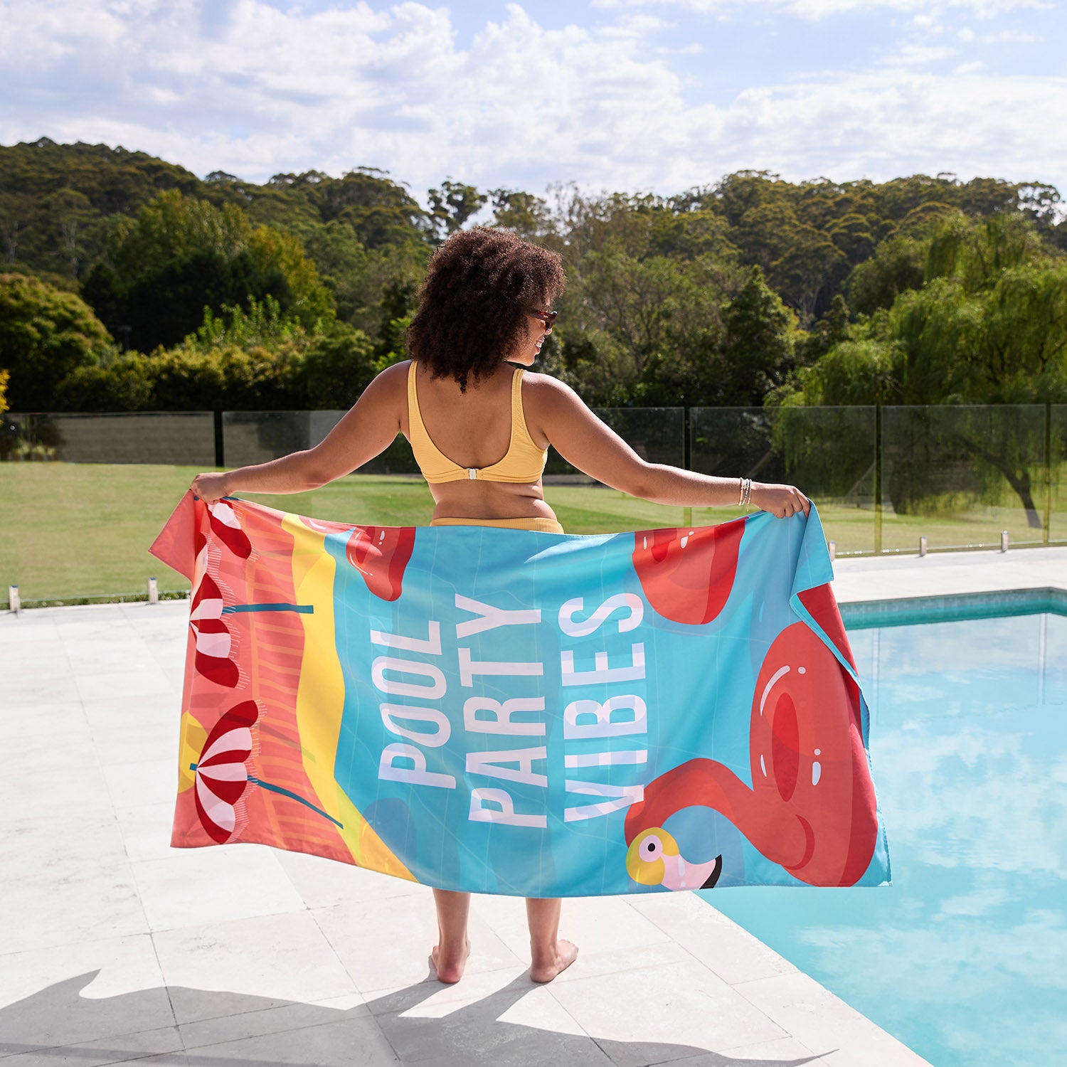 dock-bay-quick-dry-towel-pool-party-vibes-serviette-de-plage-festif-s-chage-rapi image 2