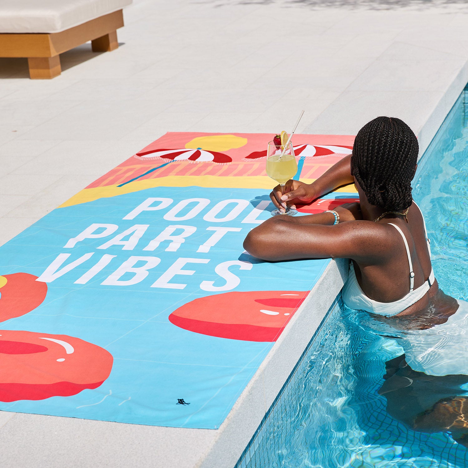dock-bay-quick-dry-towel-pool-party-vibes-serviette-de-plage-festif-s-chage-rapi image 3