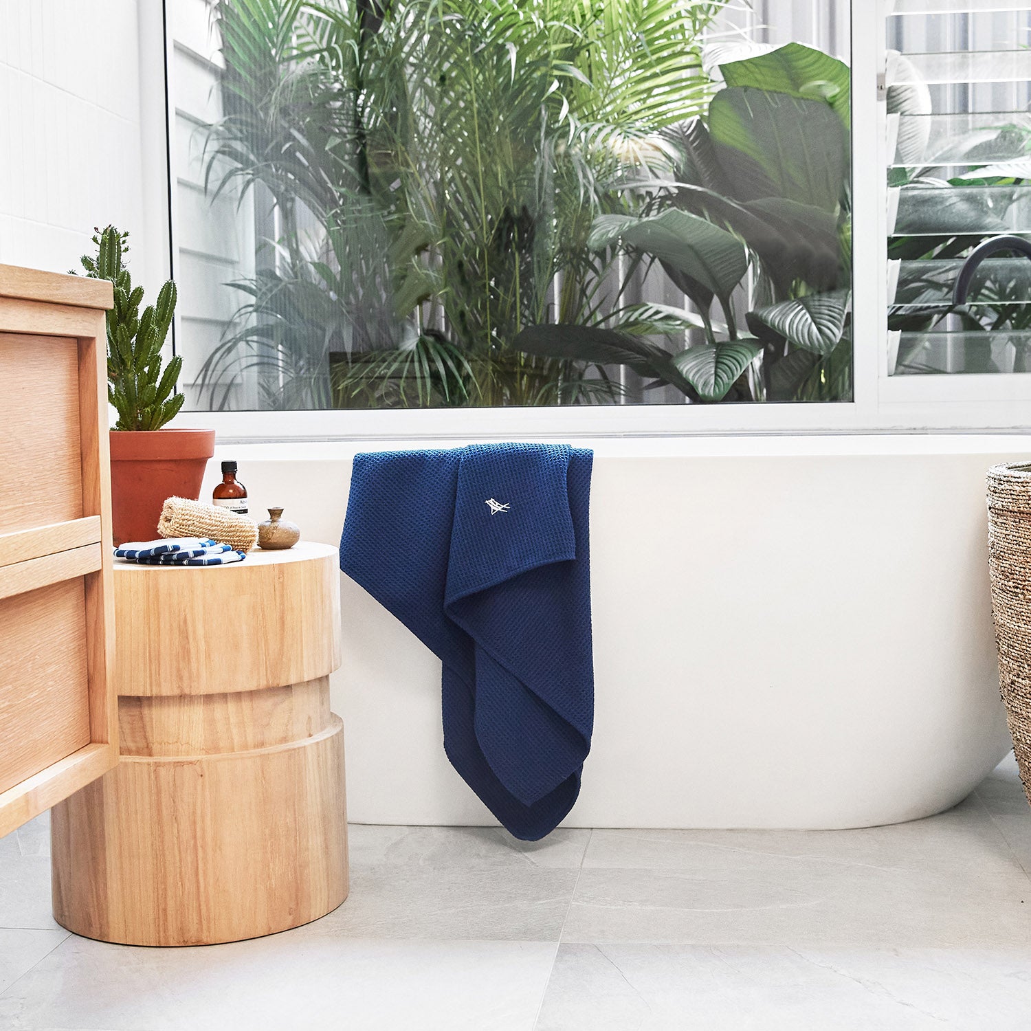 dock-bay-bath-towel-nautical-navy-serviette-de-bain-gaufr-e-en-microfibre-recycl image 6